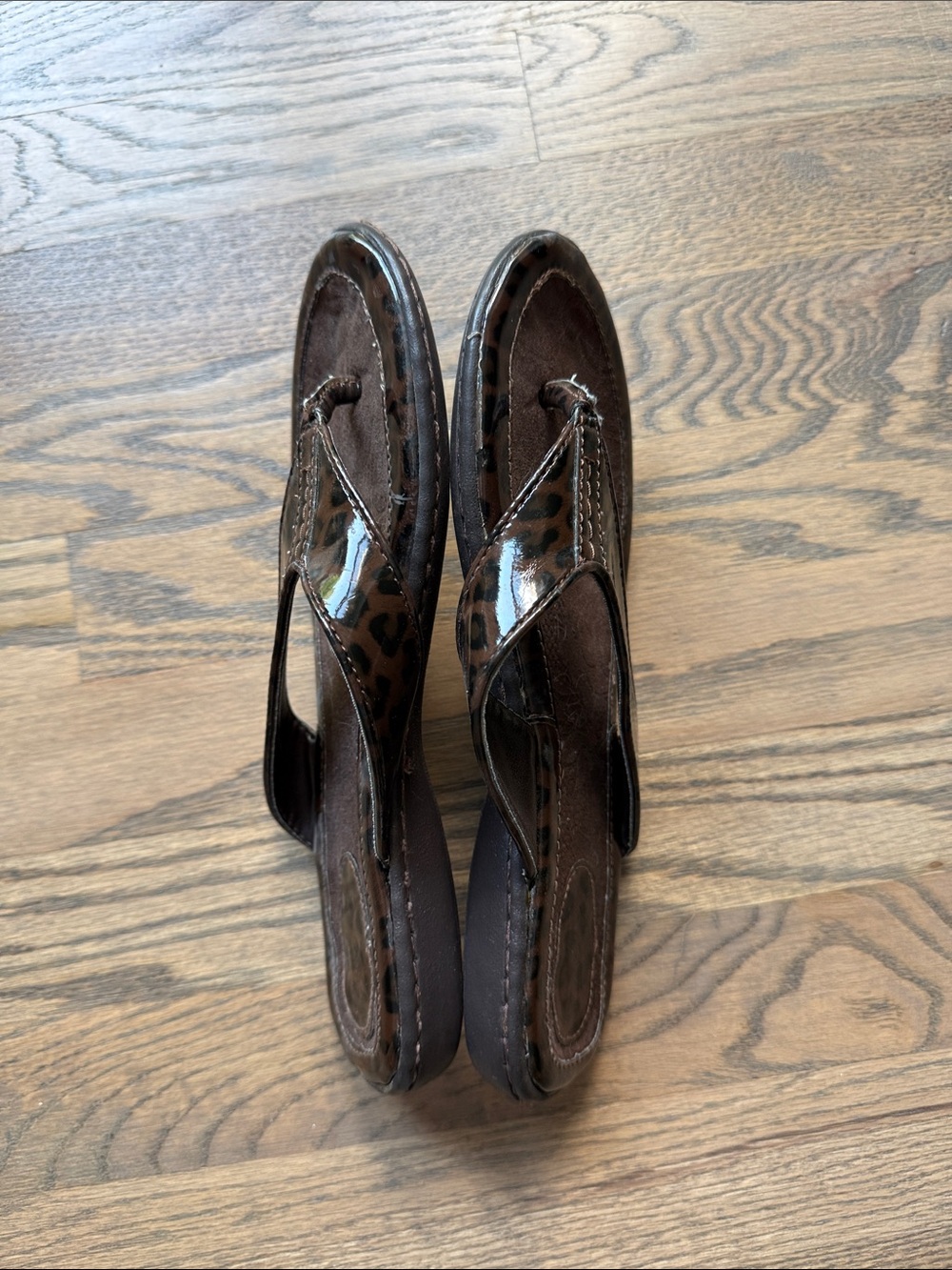 Women’s BORN Leopard Print Flip Flop Sandals - Picture 2 of 6